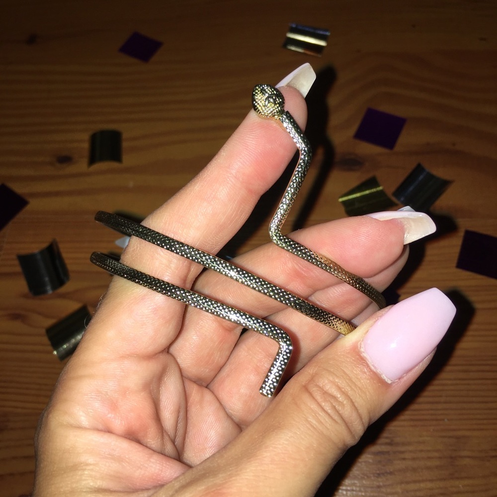 NWT 🐍 Snake Arm Cuff
